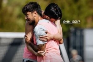 成队友了！华裔球员伍小海和孙兴慜训练中拥抱 球员此前归化失败