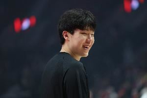 杨瀚森半场防守表现更足 卡位&抢板都会继续提升 正展现别的东西图片