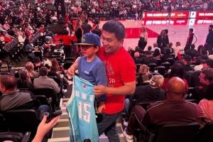 CBA元素！一位球迷拿着杨瀚森青岛队球衣观战开拓者vs勇士图片
