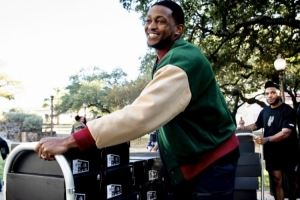 给老铁们拿点福利!福克斯给当地球迷送上自己的最新球鞋