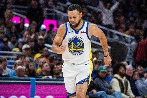 卡特：在库里小时候我经常帽他 后来他在比赛中爆我 这是因果循环